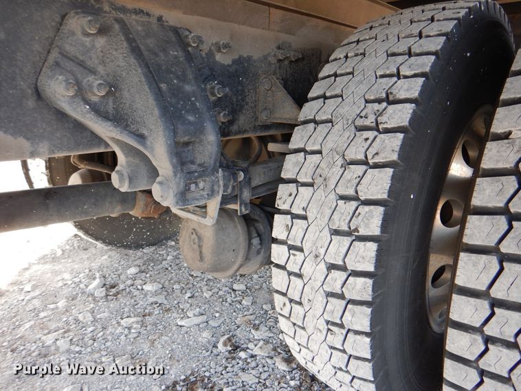 image for item HX9142 2015 Peterbilt 337  box truck