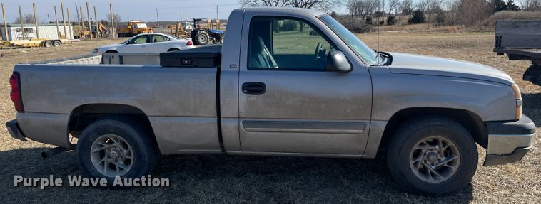 image for item HX9778 2004 Chevrolet Silverado 1500  pickup truck