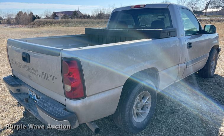 image for item HX9778 2004 Chevrolet Silverado 1500  pickup truck