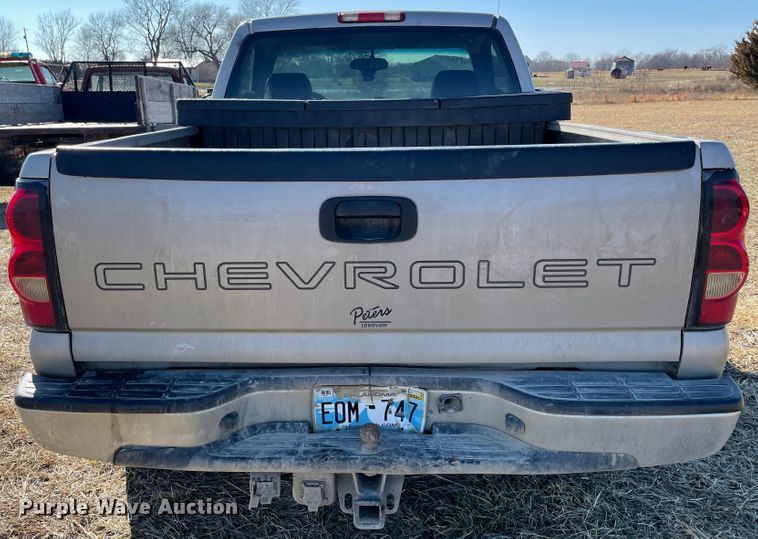 image for item HX9778 2004 Chevrolet Silverado 1500  pickup truck