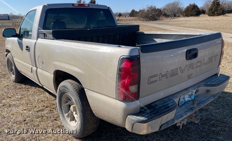 image for item HX9778 2004 Chevrolet Silverado 1500  pickup truck