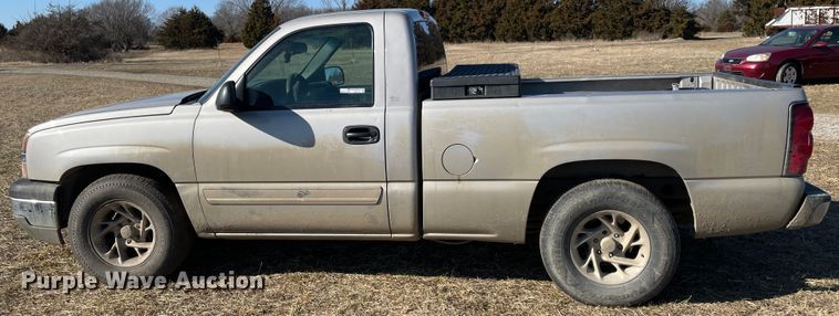 image for item HX9778 2004 Chevrolet Silverado 1500  pickup truck