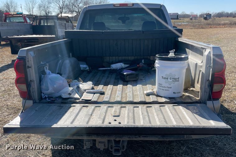 image for item HX9778 2004 Chevrolet Silverado 1500  pickup truck