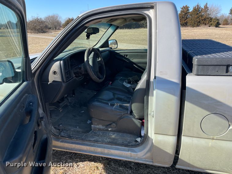 image for item HX9778 2004 Chevrolet Silverado 1500  pickup truck