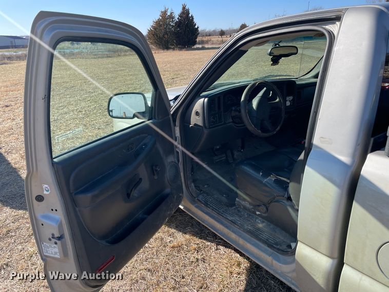 image for item HX9778 2004 Chevrolet Silverado 1500  pickup truck