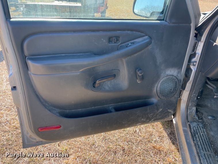 image for item HX9778 2004 Chevrolet Silverado 1500  pickup truck