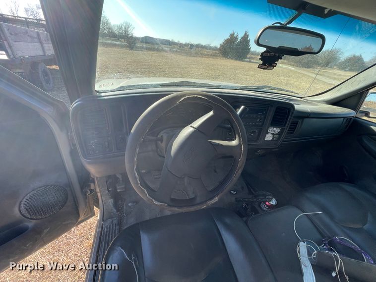 image for item HX9778 2004 Chevrolet Silverado 1500  pickup truck