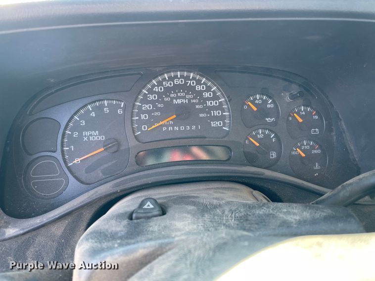 image for item HX9778 2004 Chevrolet Silverado 1500  pickup truck