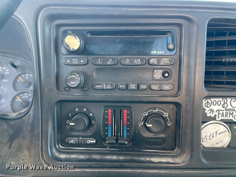 image for item HX9778 2004 Chevrolet Silverado 1500  pickup truck