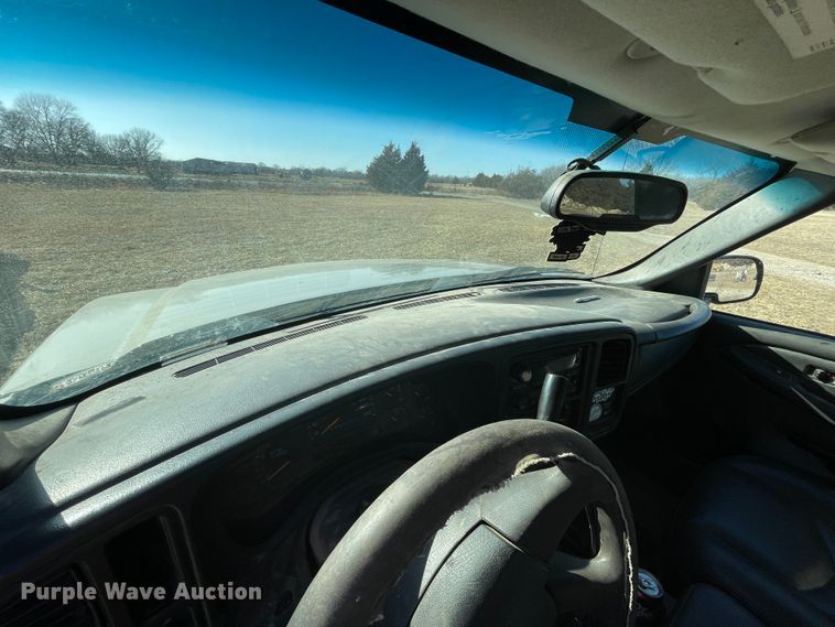 image for item HX9778 2004 Chevrolet Silverado 1500  pickup truck