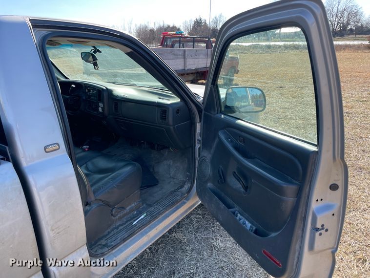 image for item HX9778 2004 Chevrolet Silverado 1500  pickup truck