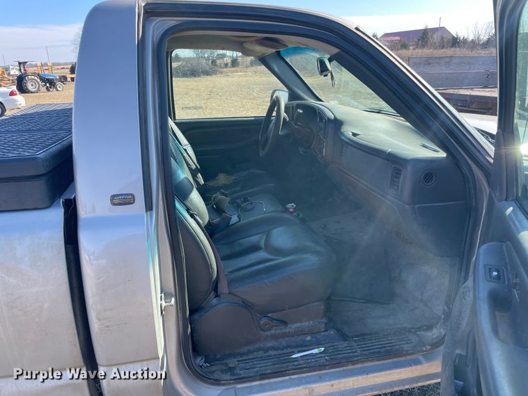 image for item HX9778 2004 Chevrolet Silverado 1500  pickup truck