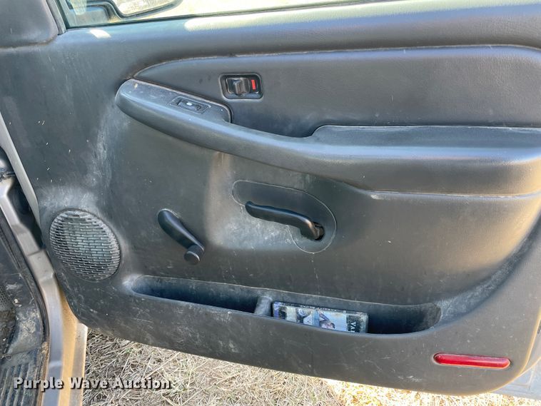 image for item HX9778 2004 Chevrolet Silverado 1500  pickup truck