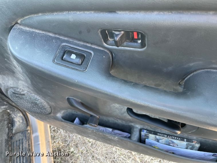 image for item HX9778 2004 Chevrolet Silverado 1500  pickup truck