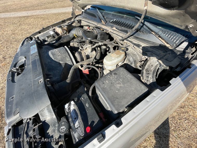 image for item HX9778 2004 Chevrolet Silverado 1500  pickup truck