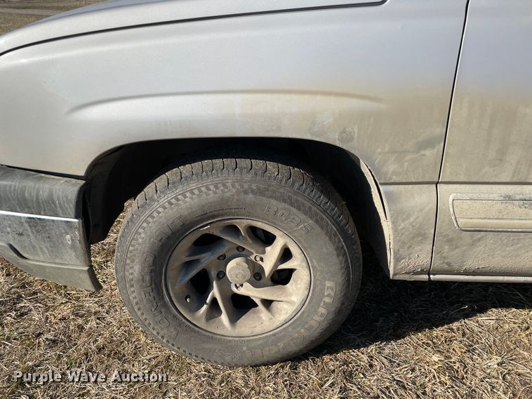 image for item HX9778 2004 Chevrolet Silverado 1500  pickup truck