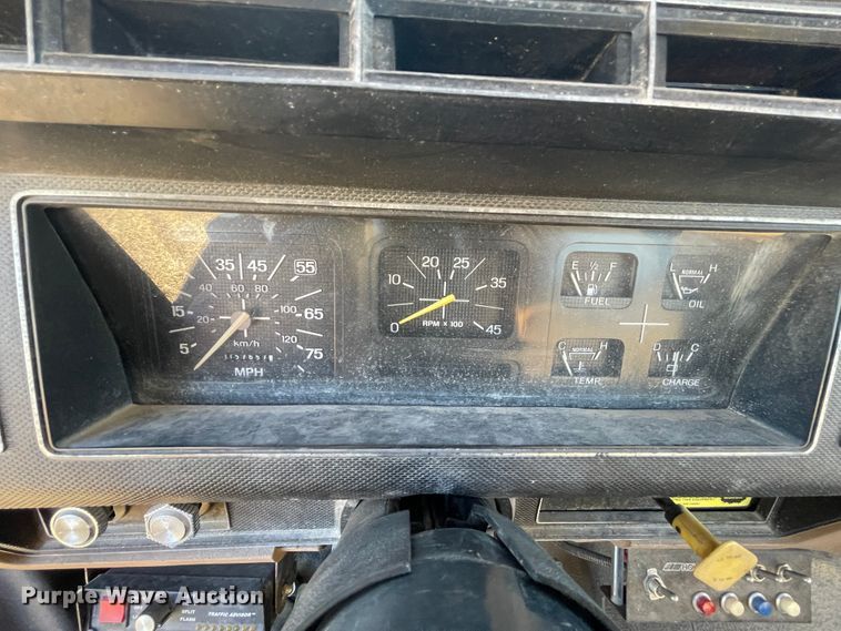 image for item HX9780 1989 Ford F600  tow truck