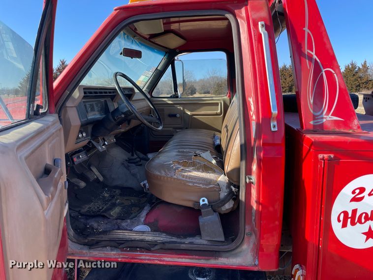 image for item HX9780 1989 Ford F600  tow truck