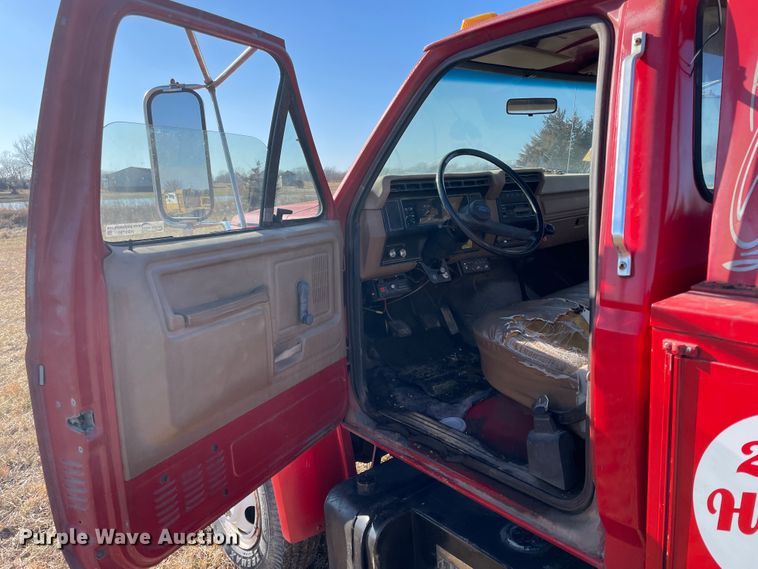 image for item HX9780 1989 Ford F600  tow truck