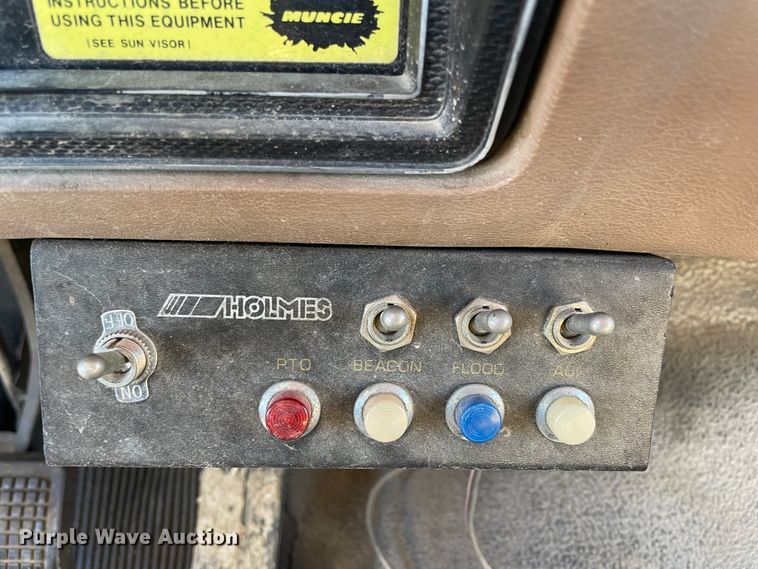 image for item HX9780 1989 Ford F600  tow truck