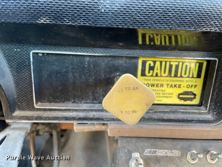 image for item HX9780 1989 Ford F600  tow truck