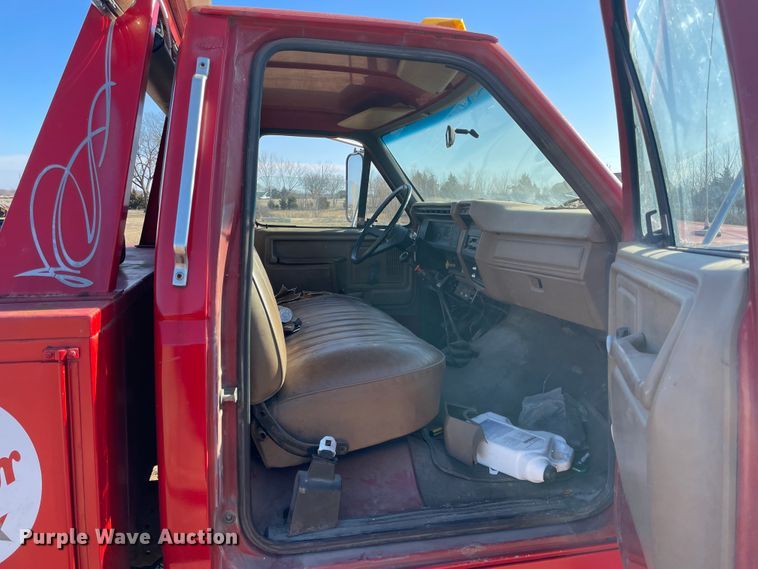 image for item HX9780 1989 Ford F600  tow truck