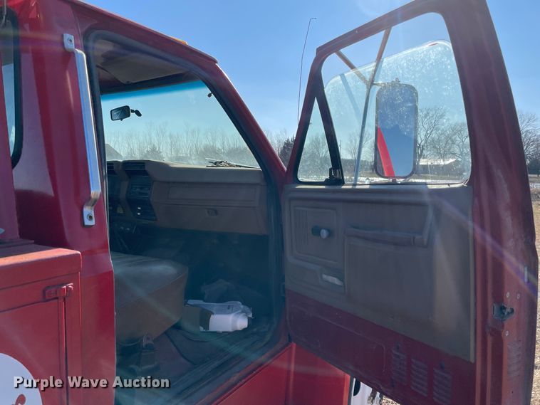 image for item HX9780 1989 Ford F600  tow truck