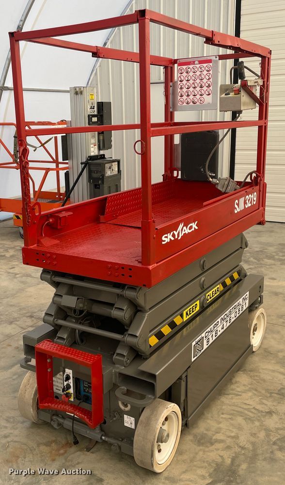 image for item HX9787 2011 Skyjack SJIII 3219  scissor lift
