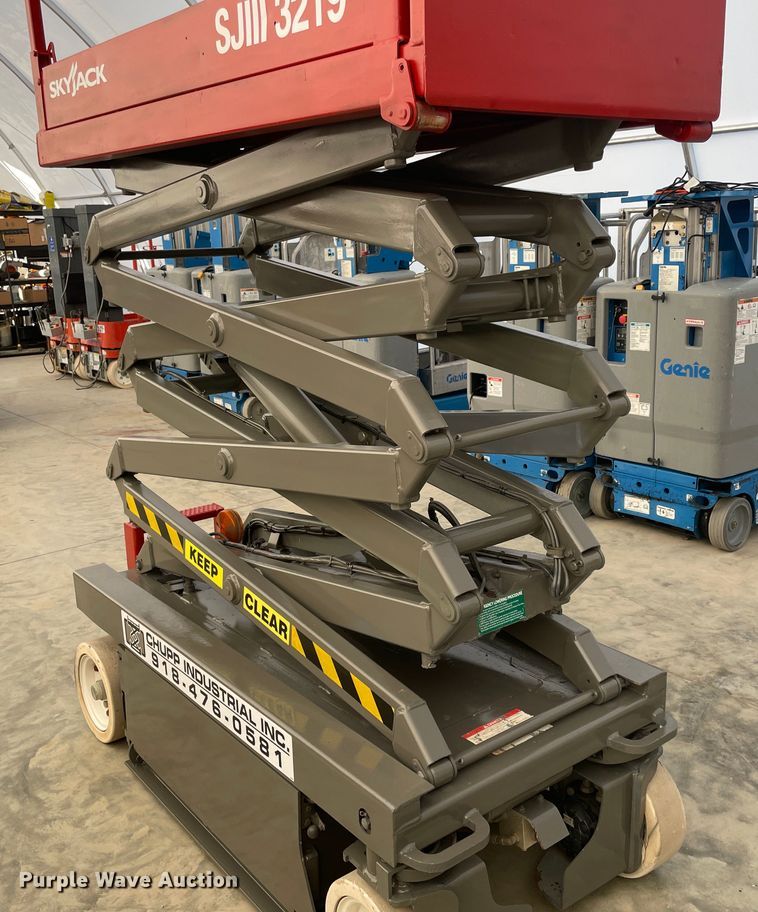 image for item HX9787 2011 Skyjack SJIII 3219  scissor lift