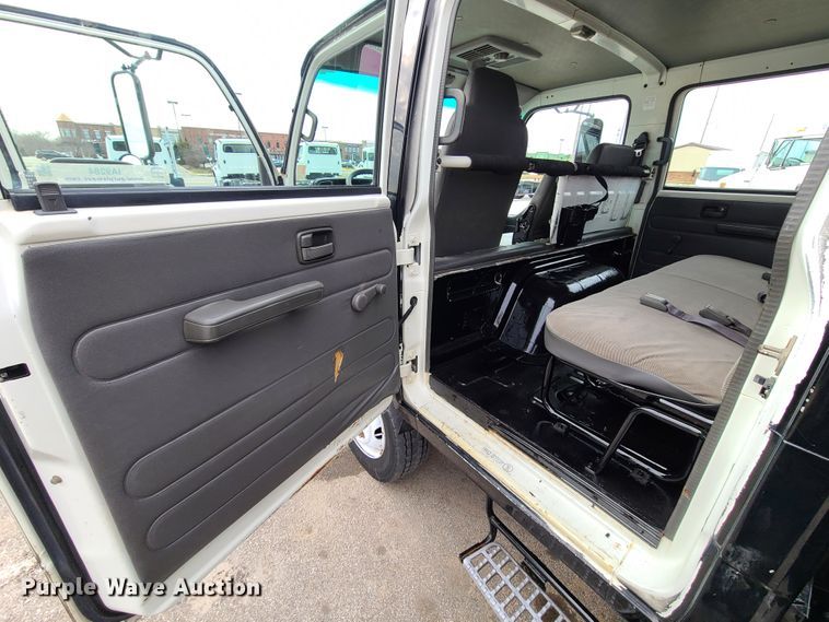 image for item IA9284 2005 Isuzu NQR  CrewCab flatbed truck