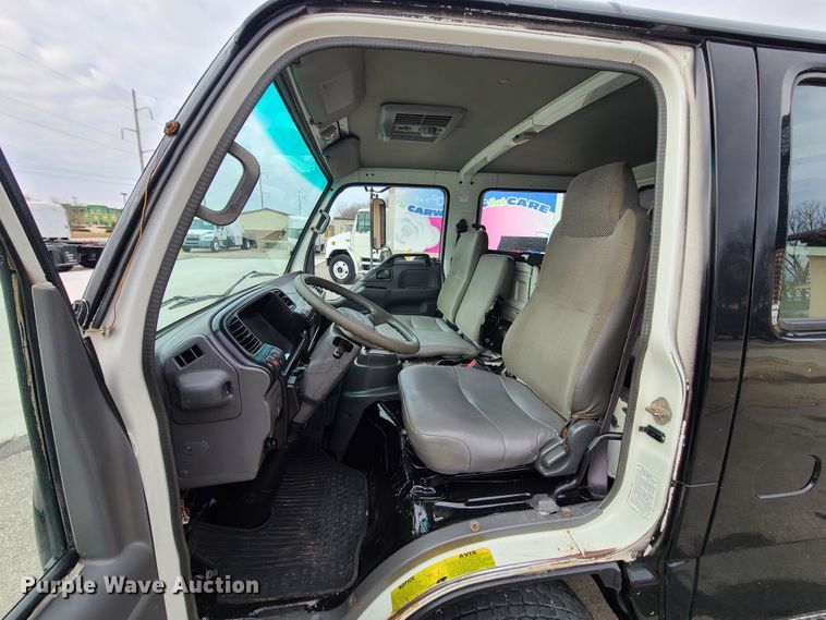 image for item IA9284 2005 Isuzu NQR  CrewCab flatbed truck