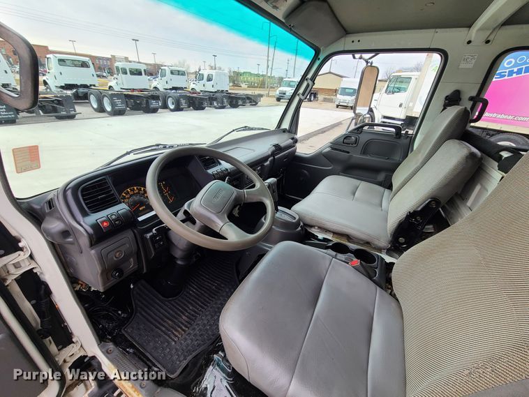 image for item IA9284 2005 Isuzu NQR  CrewCab flatbed truck