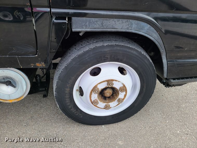 image for item IA9284 2005 Isuzu NQR  CrewCab flatbed truck