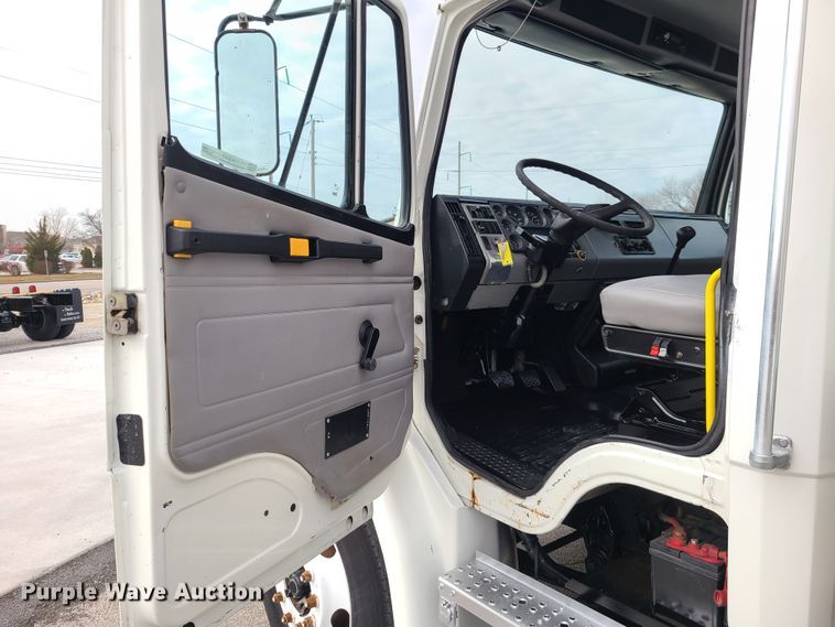 image for item IA9285 1999 Freightliner FL70  box truck