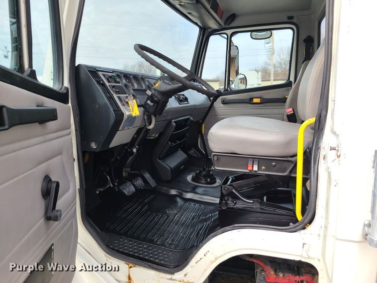 image for item IA9285 1999 Freightliner FL70  box truck