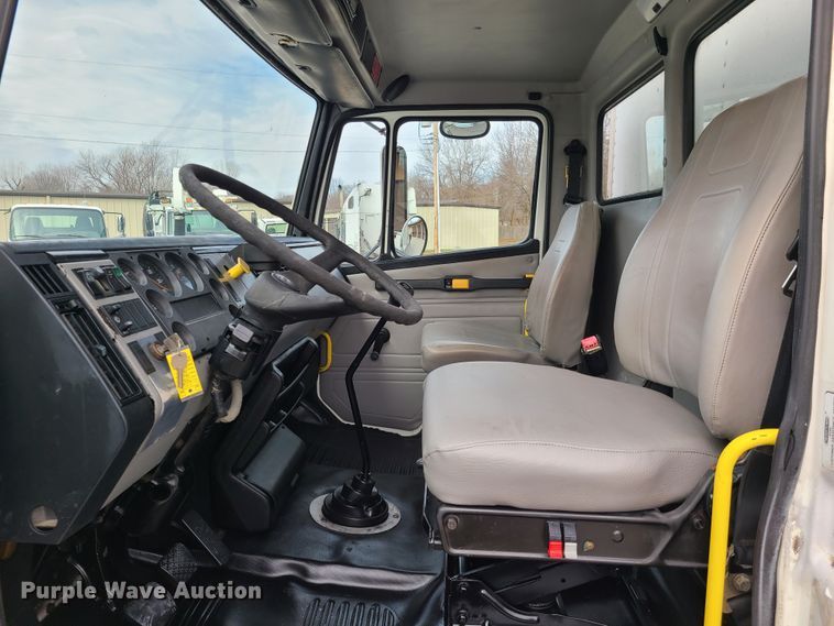 image for item IA9285 1999 Freightliner FL70  box truck