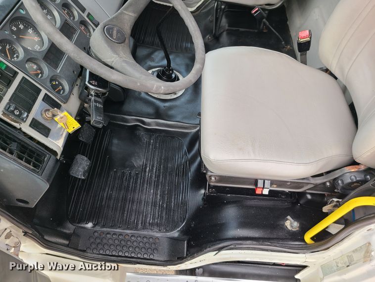 image for item IA9285 1999 Freightliner FL70  box truck