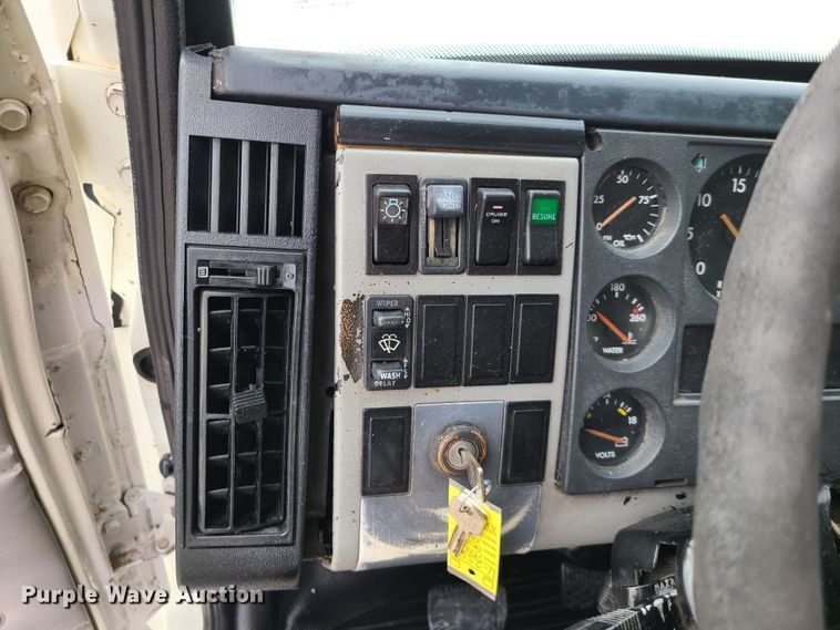 image for item IA9285 1999 Freightliner FL70  box truck