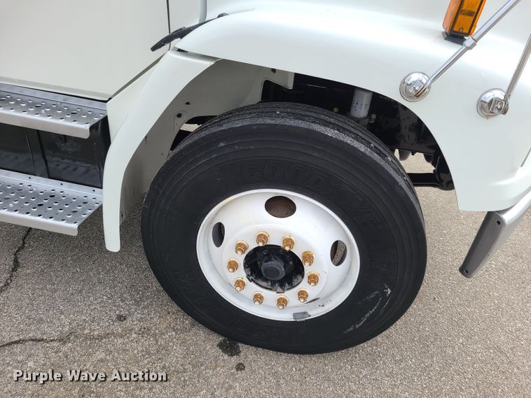 image for item IA9285 1999 Freightliner FL70  box truck