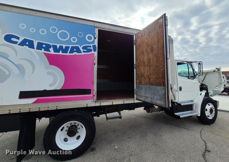 image for item IA9285 1999 Freightliner FL70  box truck