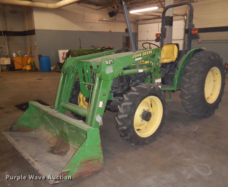 image for item IG9241 2001 John Deere 5105  tractor