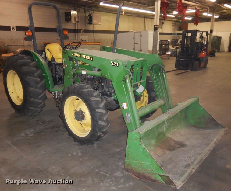 image for item IG9241 2001 John Deere 5105  tractor