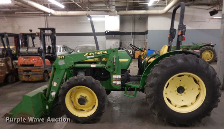 image for item IG9241 2001 John Deere 5105  tractor