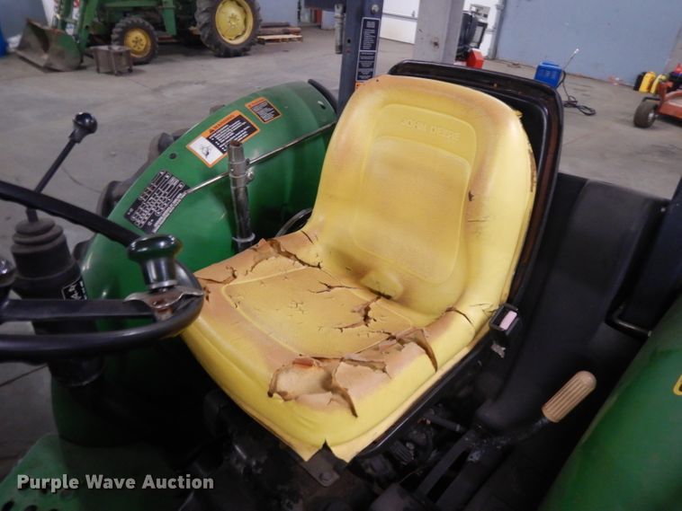 image for item IG9241 2001 John Deere 5105  tractor