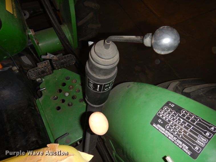 image for item IG9241 2001 John Deere 5105  tractor