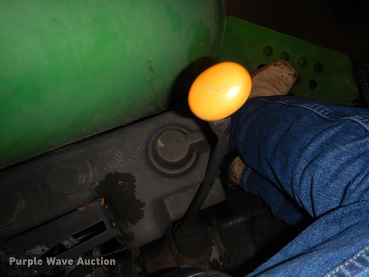 image for item IG9241 2001 John Deere 5105  tractor