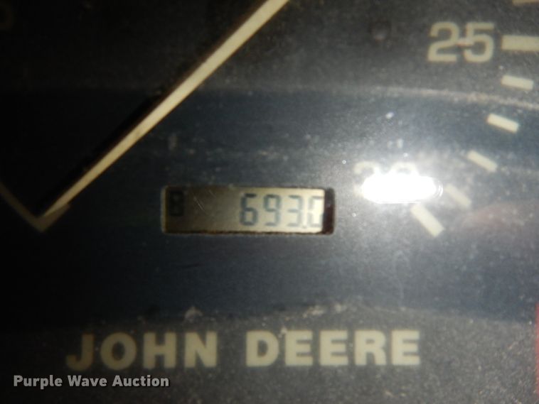 image for item IG9241 2001 John Deere 5105  tractor