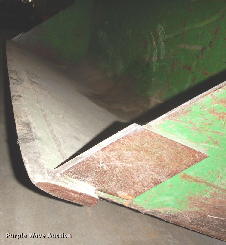 image for item IG9241 2001 John Deere 5105  tractor