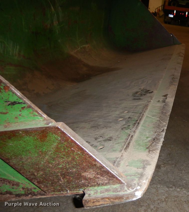 image for item IG9241 2001 John Deere 5105  tractor