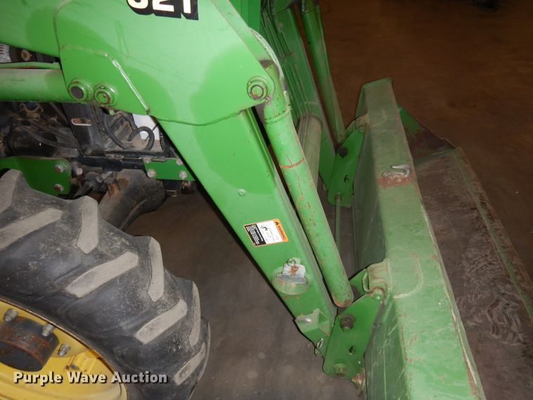 image for item IG9241 2001 John Deere 5105  tractor